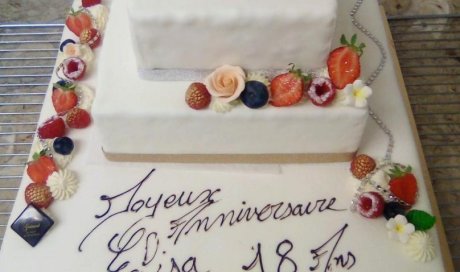 Commander un gâteau d'anniversaire sur mesure dans une pâtisserie chocolaterie artisanale à Blanzy